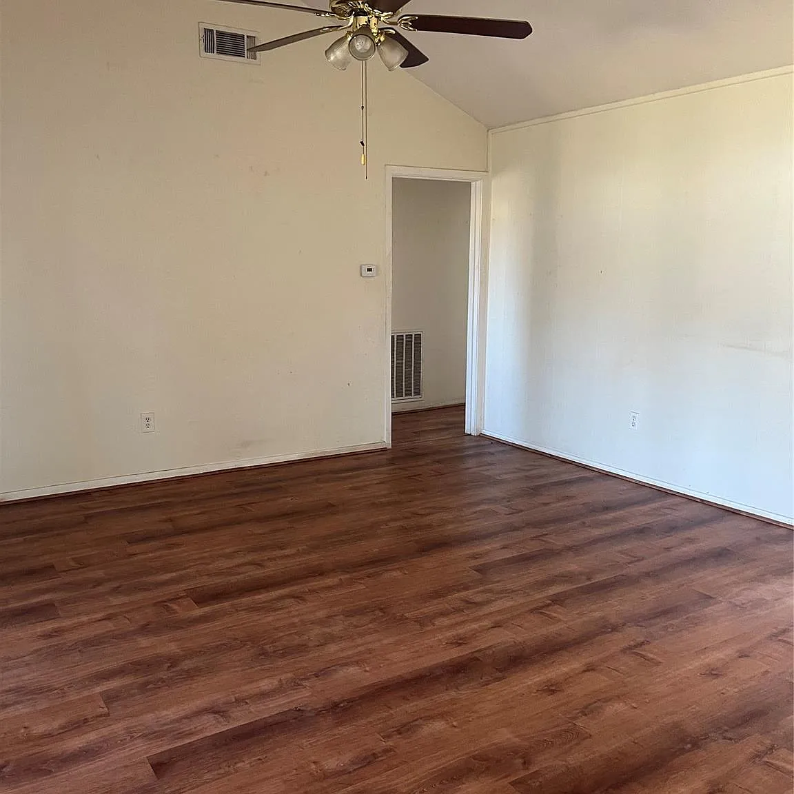 3 bed, 1.5 bath, 1073 sqft, $1,550 — Photo 4