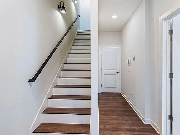 4th image of 610 N Whitham Ave #2