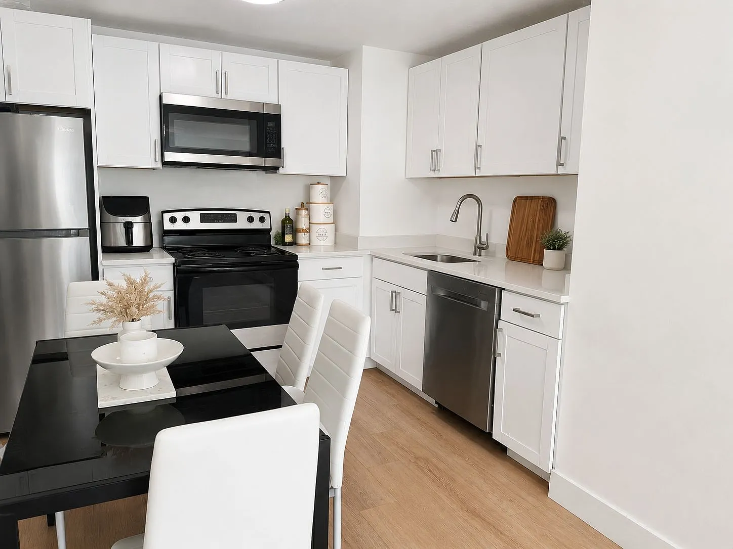 2 bed, 1000 sqft, $2,400 — Photo 3