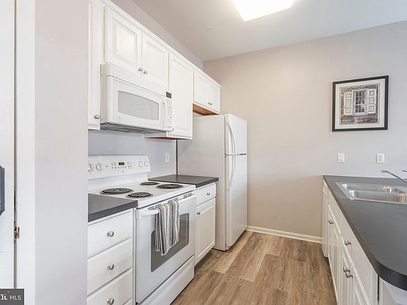 3rd image of 154 Bridge St APT A