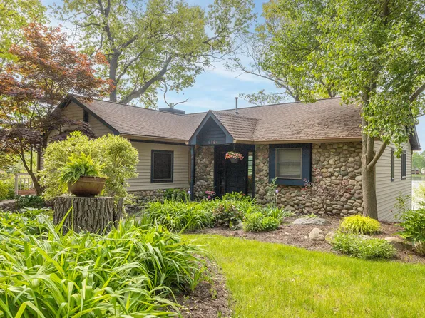5164 Island Shore Dr, Pinckney, MI 48169