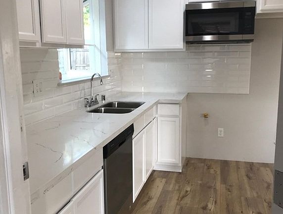 3rd image of 3020 Gladstone St