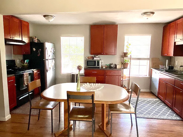 1108 Girard St — Photo 4