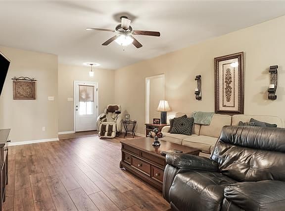 3rd image of 40056 Crestwood Ln