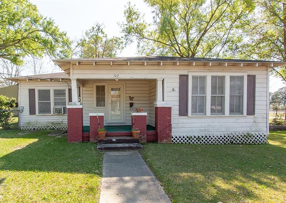 1st image of 102 E Fort Worth St