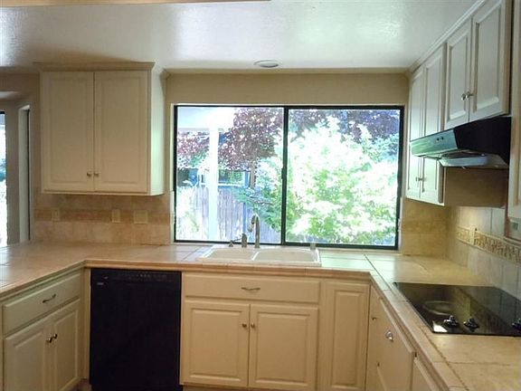 5th image of 1265 Grand River Dr
