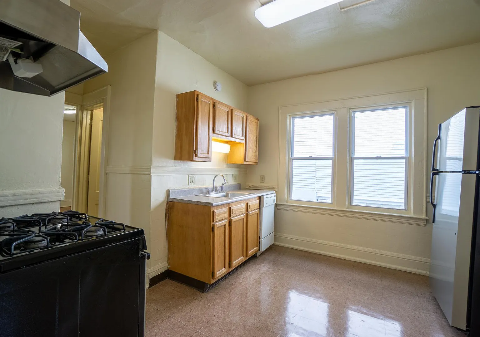 1020 Madison Apt 1 - Available 7/1/27 - Beautiful First Floor Flat with Front Porch Close to Campus — Photo 1
