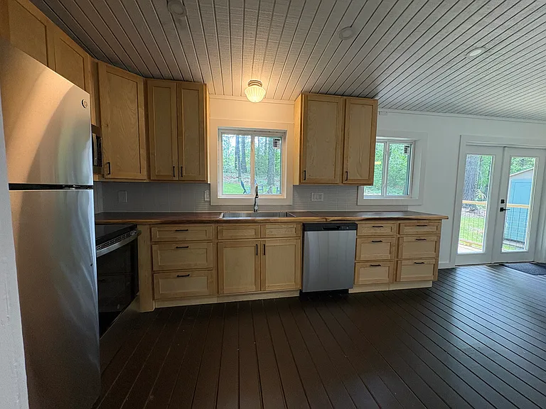 495 Armstrong Ave — Photo 3
