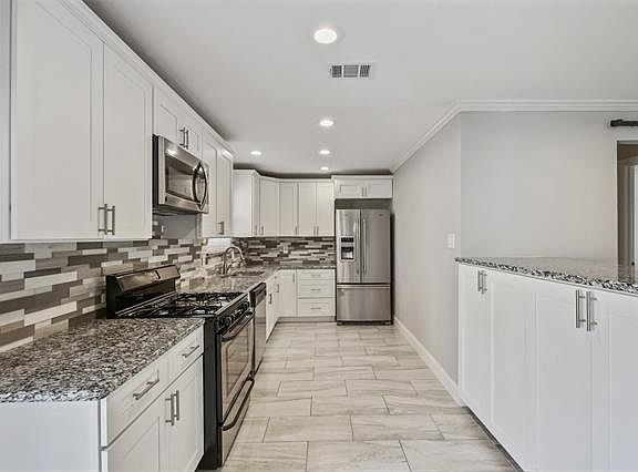 4th image of 3911 Emerald Dr