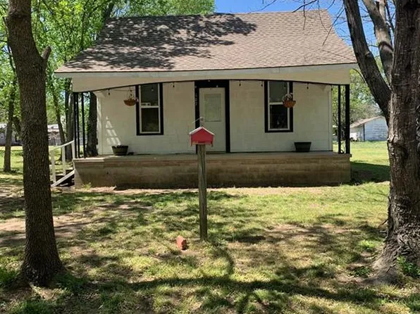 107 N East St, Caney, KS 67333