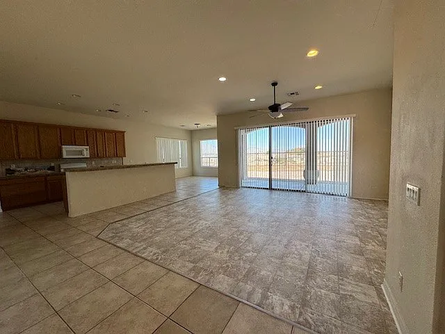 3 bed, 2011 sqft, $2,400 — Photo 4