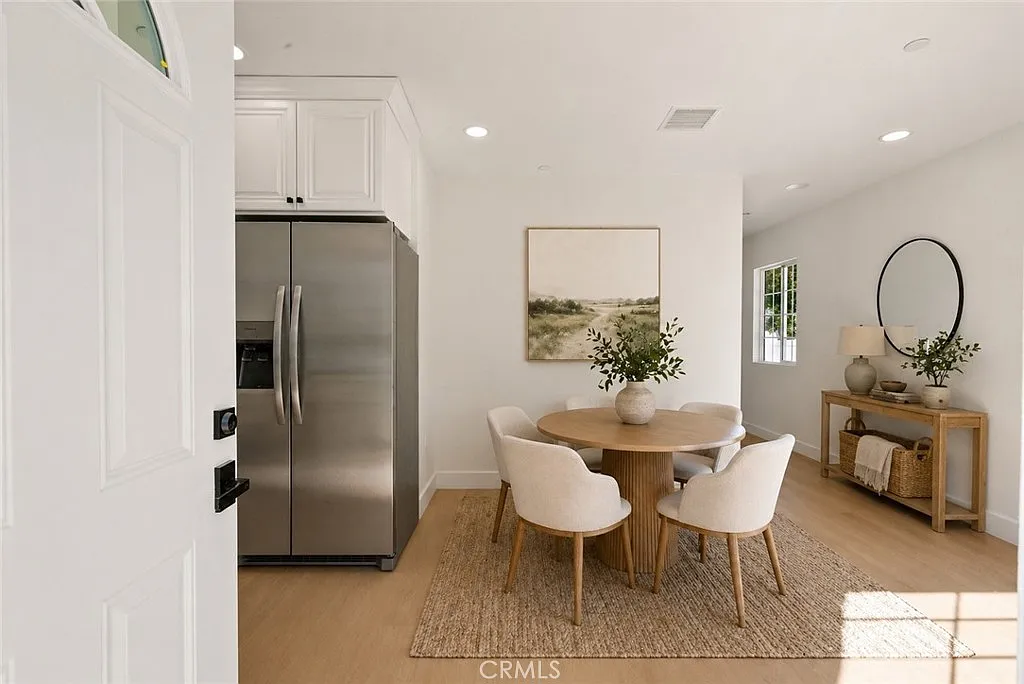 2 bed, 810 sqft, $3,000 — Photo 3