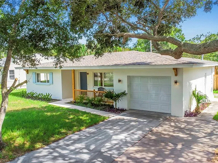 245 Grove Cir N — Photo 1