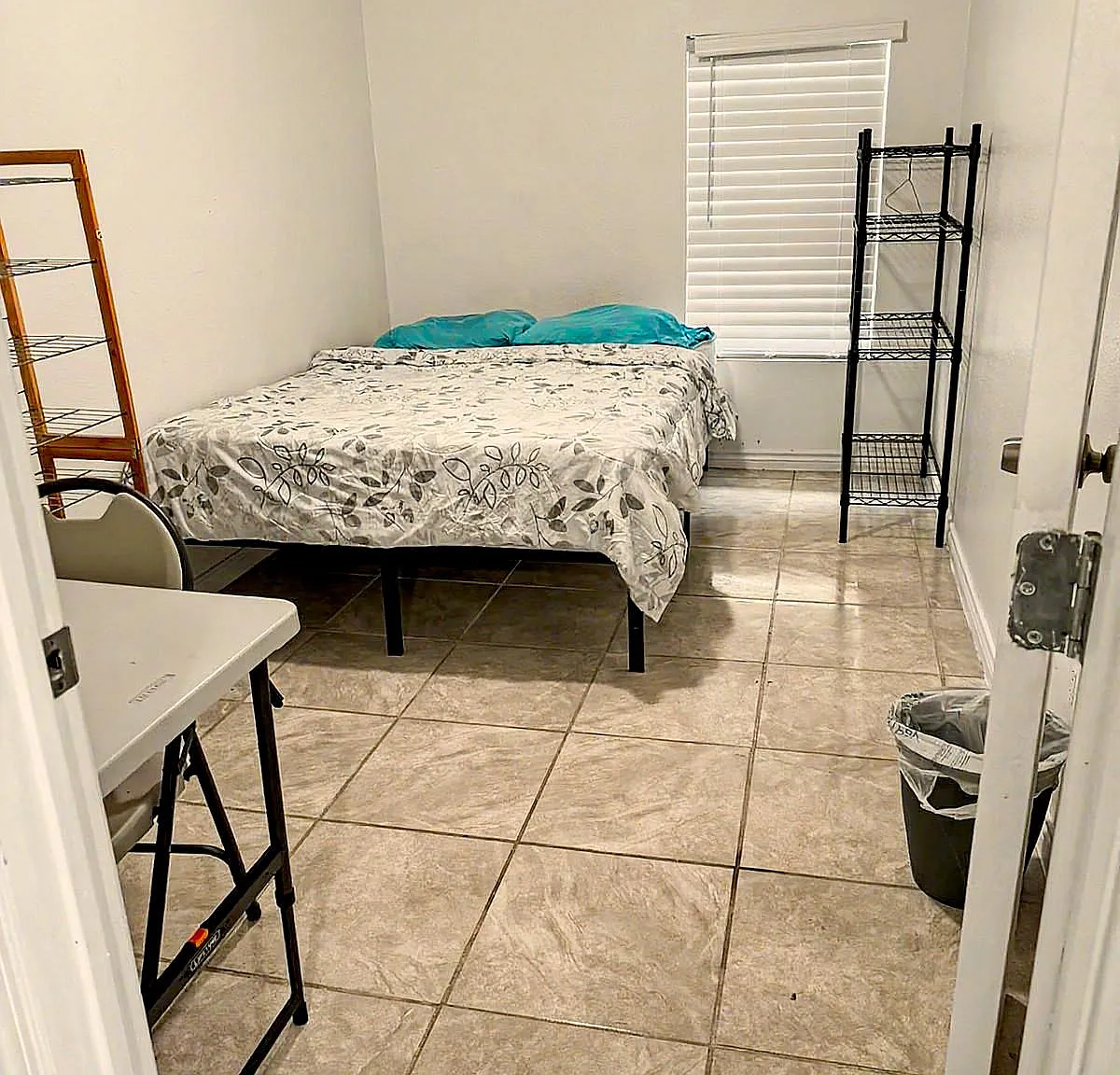 4 bed, 4.0 bath, 1900 sqft, $927 — Photo 1