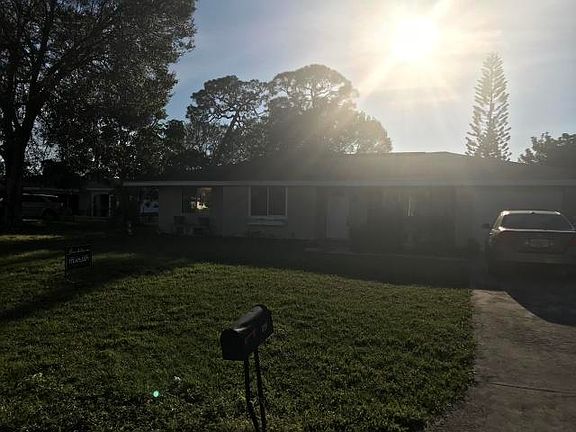 3rd image of 320 SE Gasparilla Ave
