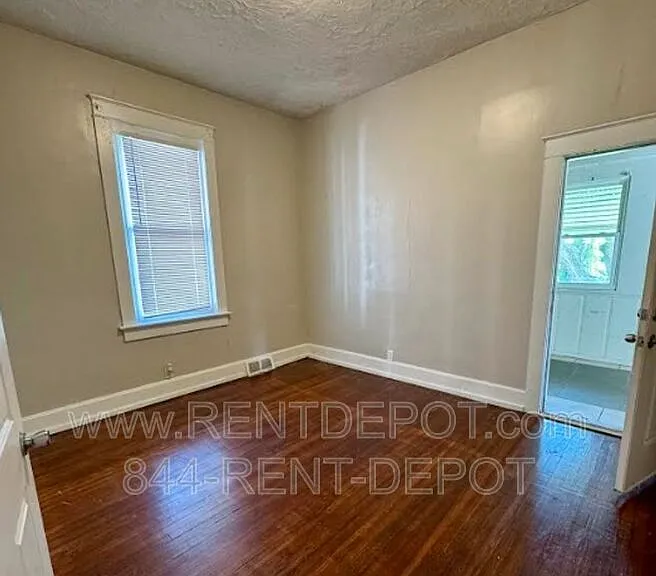 821 E Gum St — Photo 6
