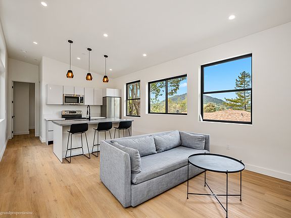 5th image of 2046 Loomis St