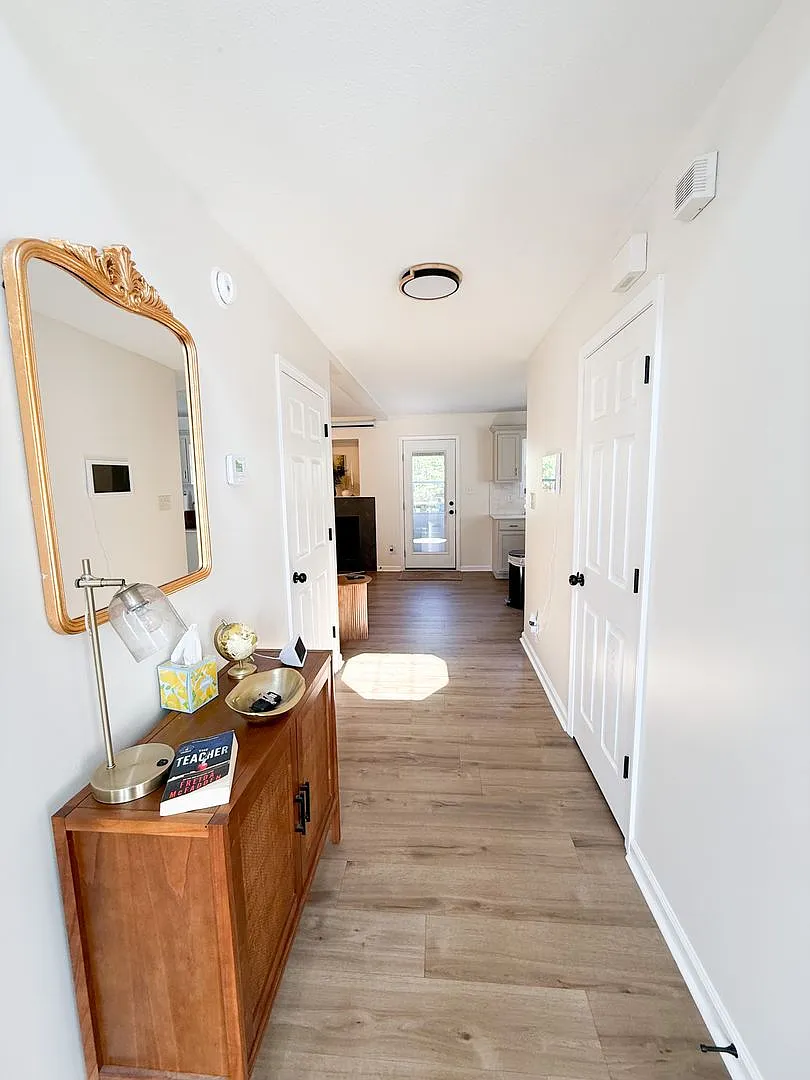 5 Bedroom 2 1/2 Bathroom Home — Photo 2
