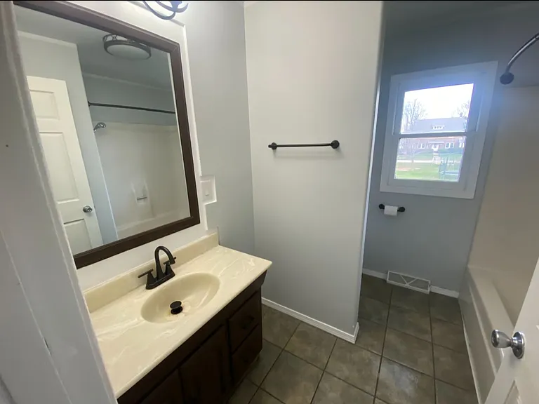 208 E Illinois St — Photo 7