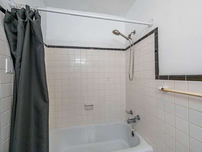 201 Stuttaford Dr — Photo 14