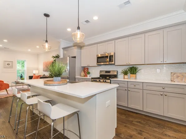 6 Chaz Way, Fairfield, NJ 07004