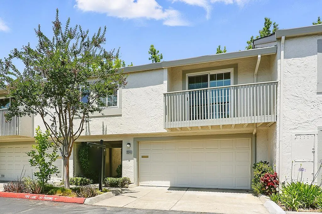 20245 Northglen Sq photo 1