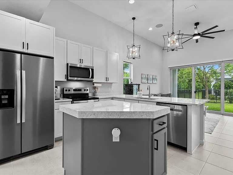 16493 Helix Ct — Photo 6