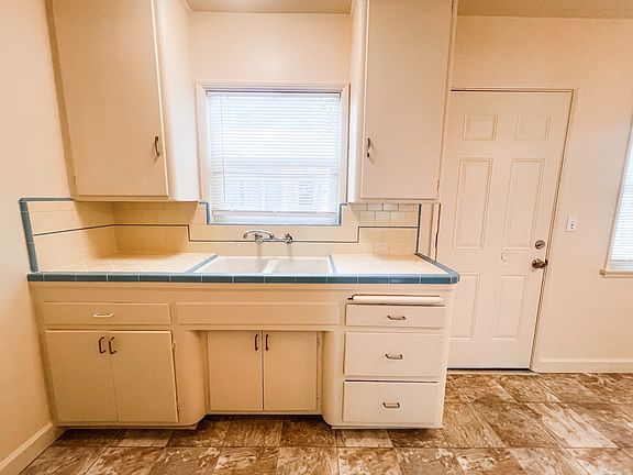 5th image of 4015 Acacia St #B