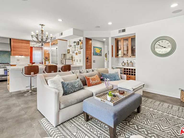 4544 Tobias Ave — Photo 35