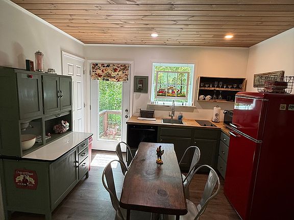 4th image of 110 Cody Rd