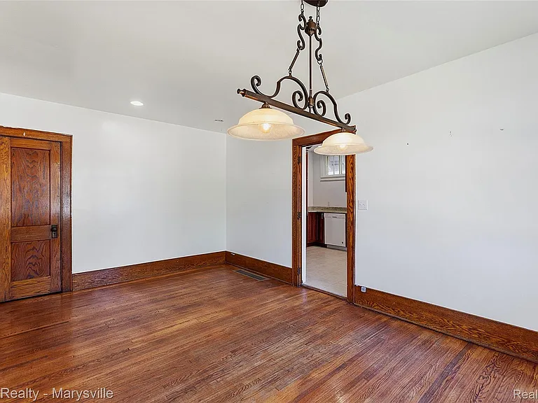 504 Clinton Ave — Photo 17