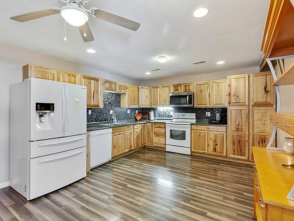 4th image of 530 Midway Dr