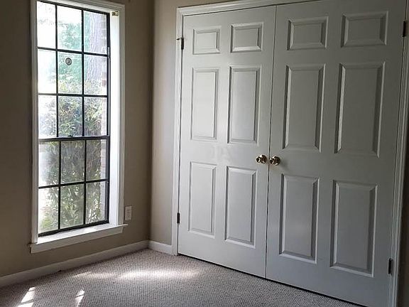 5th image of 674 Chatsworth Dr