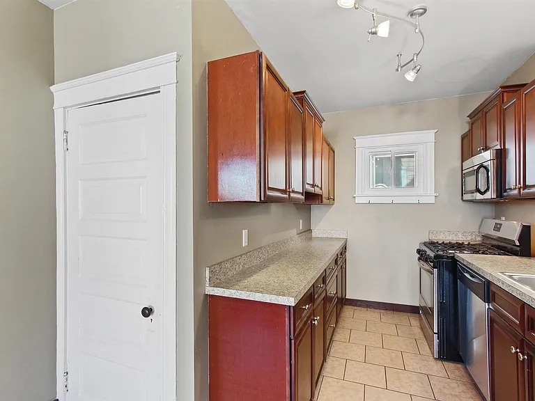 34 S Royal St — Photo 11
