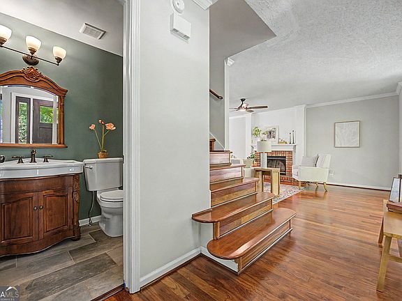 4th image of 104 Courtland Cir