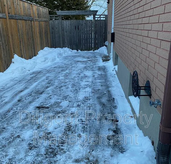 369 Applegrove Ave #LOWER — Photo 35