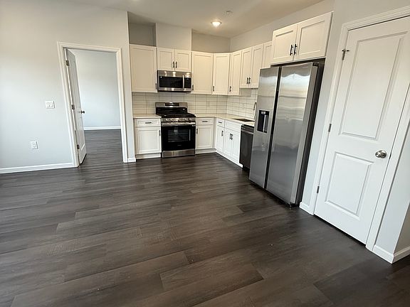 3rd image of 207 Redwood Ave #205
