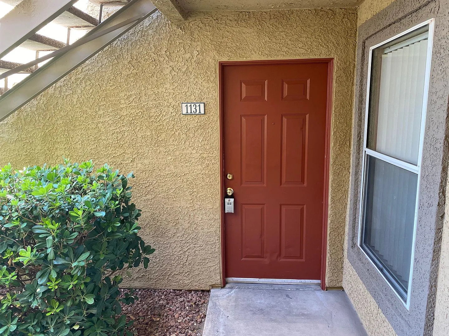 SE Gated!! 1 Bedroom 1st Floor!! One Car Garage Community Pool, Spa, Clubhouse All tile floors!! — Photo 4