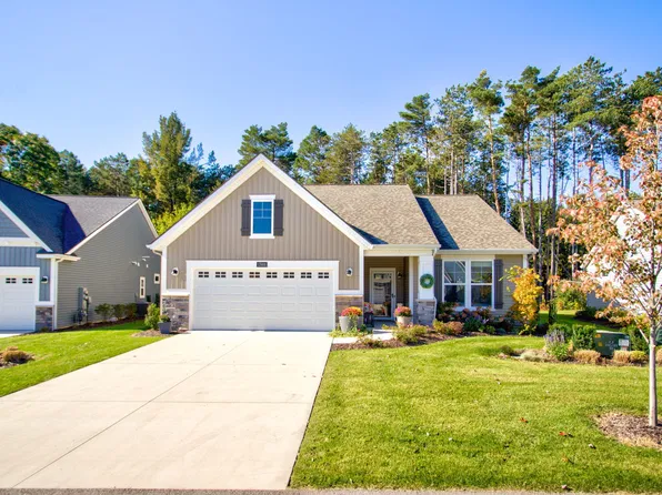 17401 Baltrusol Dr, Spring Lake, MI 49456