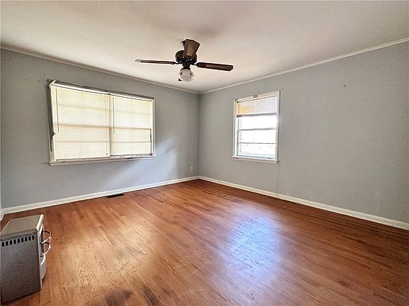 4th image of 721 E Ash St