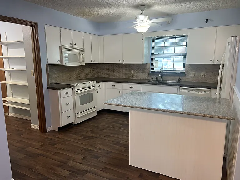 1137 Indiana Ave — Photo 3