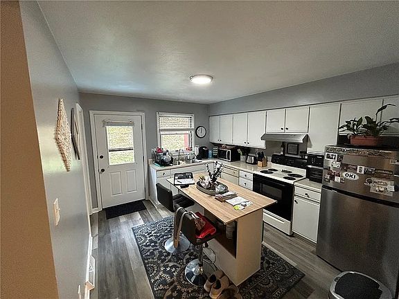 Kitchen with Moveable Island