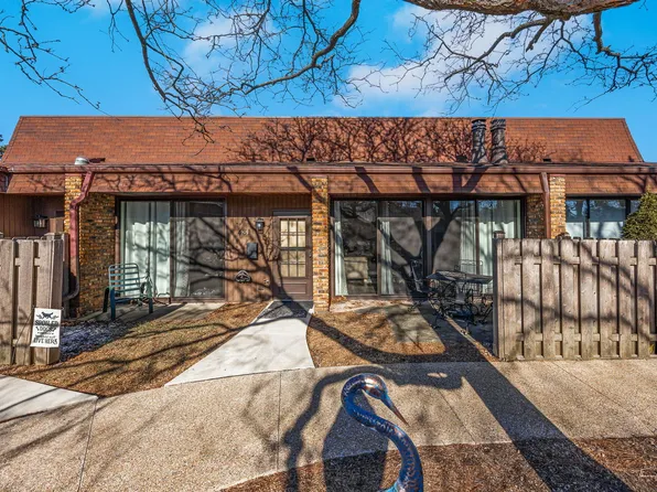 481 Raintree Ct Unit E, Glen Ellyn, IL 60137