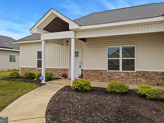 3rd image of 124 Cascades Ct