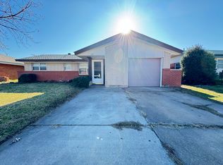 622 SW 3rd St, Moore, OK 73160