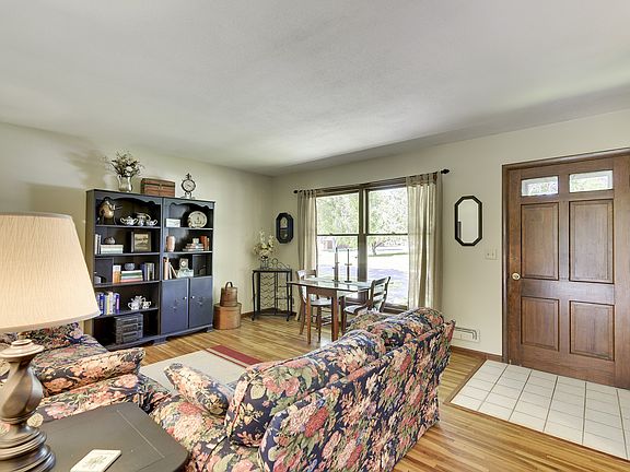 2nd image of 848 Oriole Dr