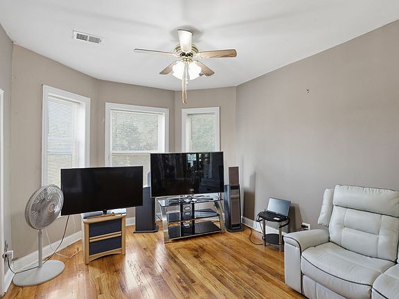 4th image of 4937 W Huron St