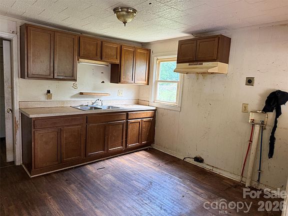 4th image of 712 N Myrtle St