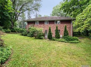 100 Circle Dr, Manhasset, NY 11030