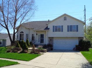216 S Glenbrook Trl, McHenry, IL